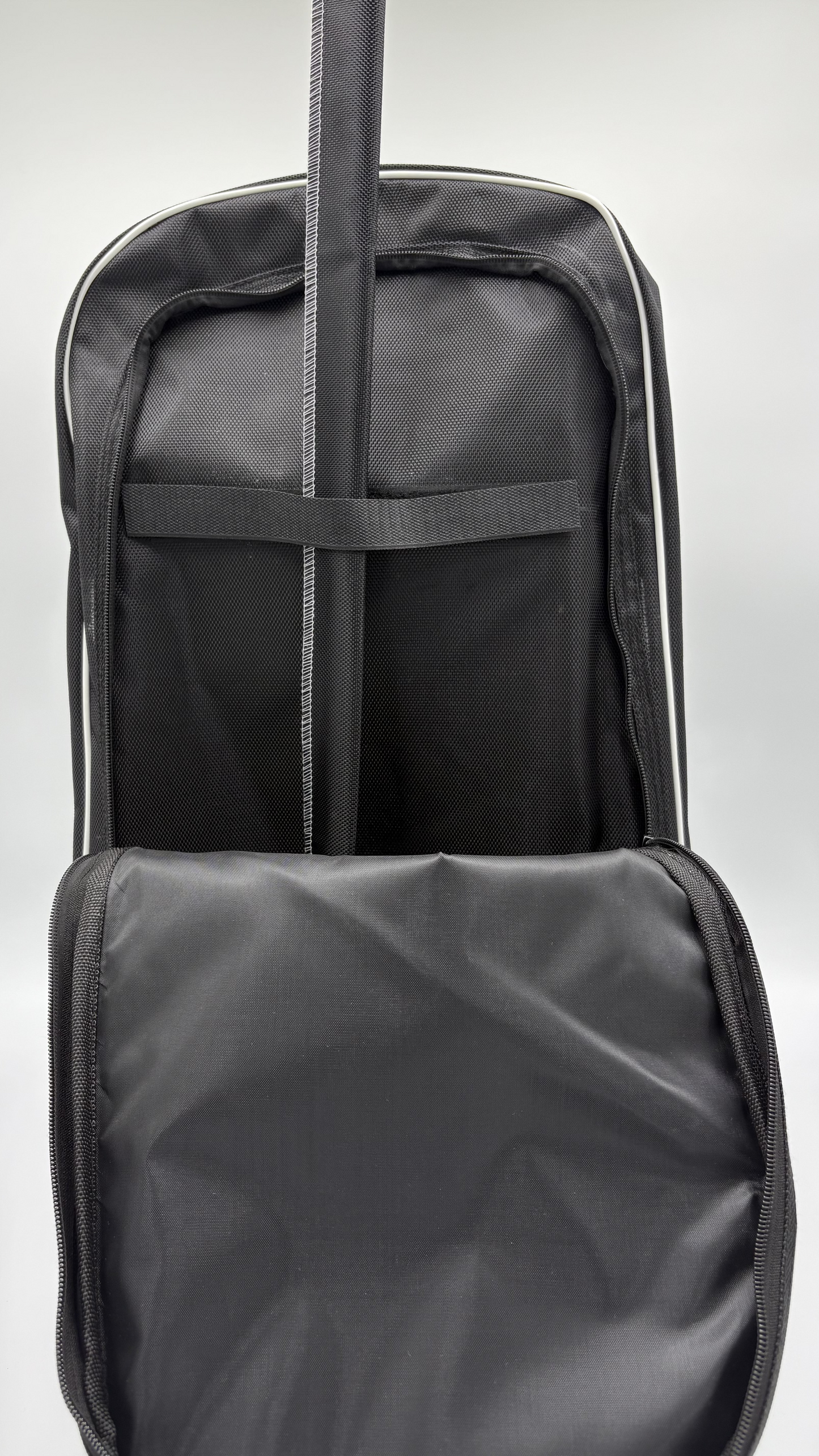 Single compartment wheeled bag