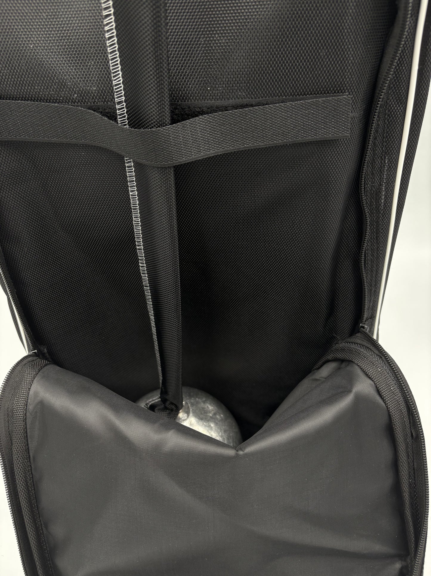 Single compartment wheeled bag