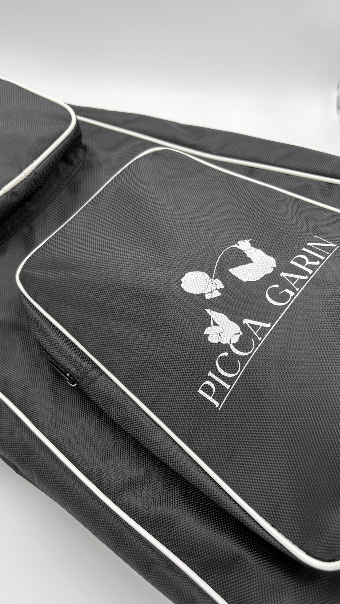 Single compartment wheeled bag